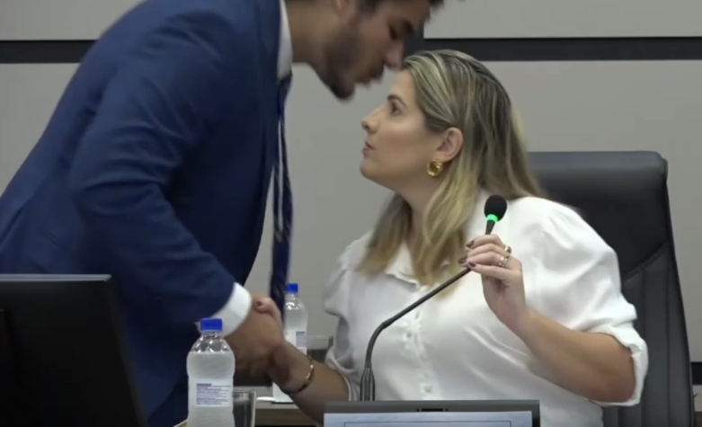 Líder do prefeito causa desconforto em sessão ao interpelar presidente da Câmara;Veja