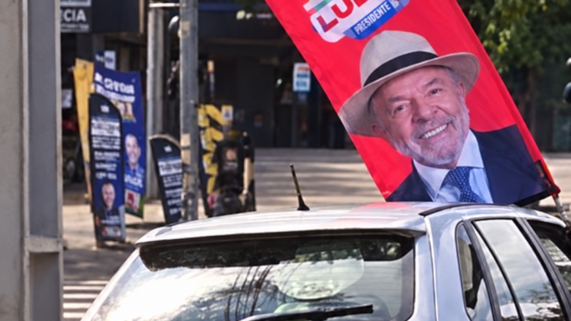 Vídeo: suposta equipe de Giselli Bianchini retira wind banner de Lula; houve autorização ou estaria fazendo campanha para o PT?