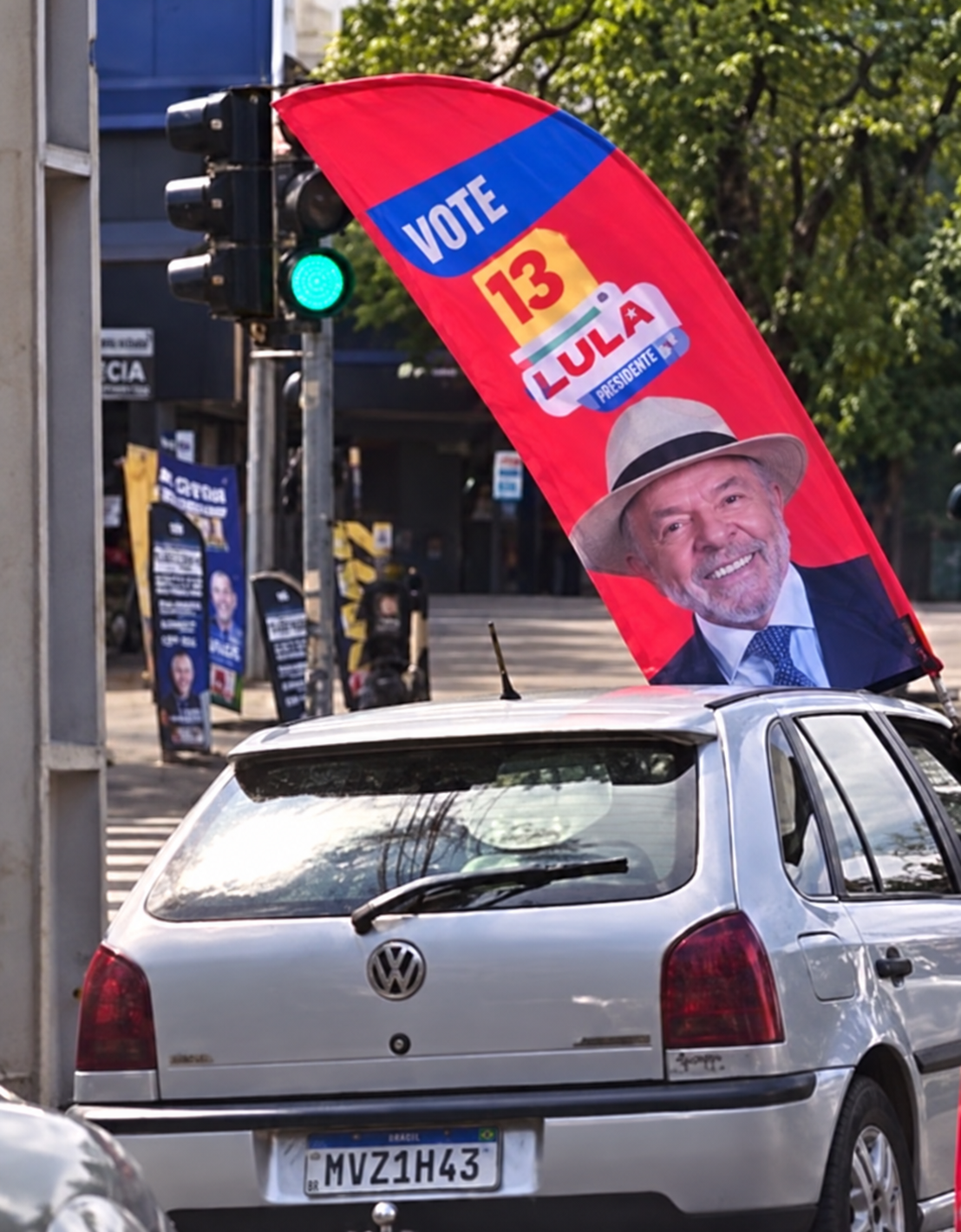 Vídeo: suposta equipe de Giselli Bianchini retira wind banner de Lula; houve autorização ou estaria fazendo campanha para o PT?