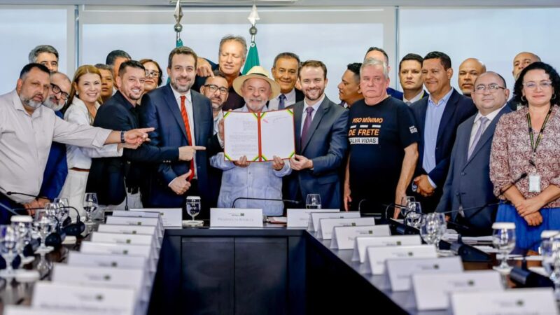 Lula sanciona MP do Frete, e caminhoneiros comemoram reforço ao piso mínimo