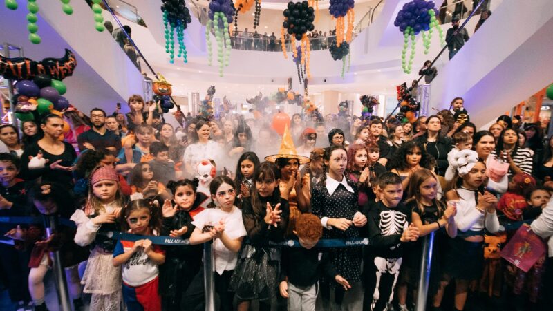 Halloween Tropical reúne crianças em dia de Caça aos Doces no Palladium Curitiba