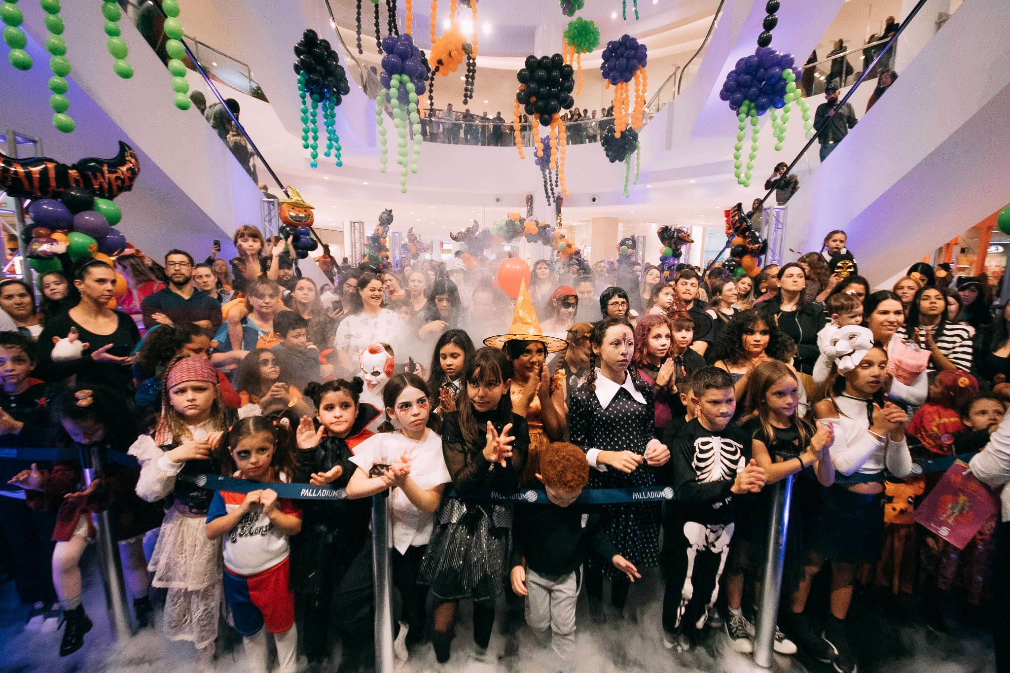 Halloween Tropical reúne crianças em dia de Caça aos Doces no Palladium Curitiba