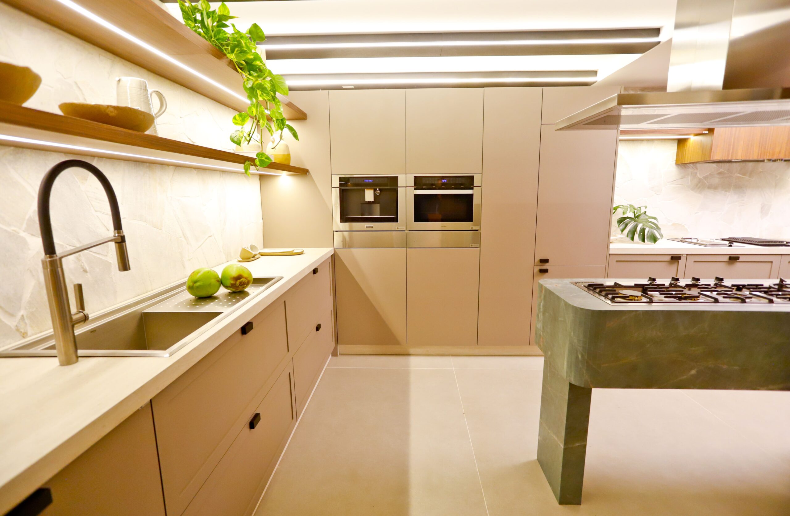 Com tons naturais, MDF assume protagonismo na decoração contemporânea