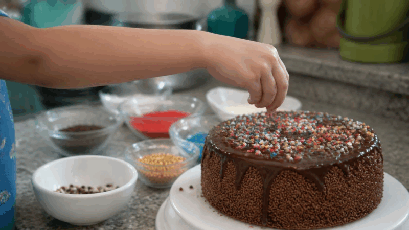 No Mês da Confeitaria, crianças aprendem a rechear e decorar o próprio mini bolo