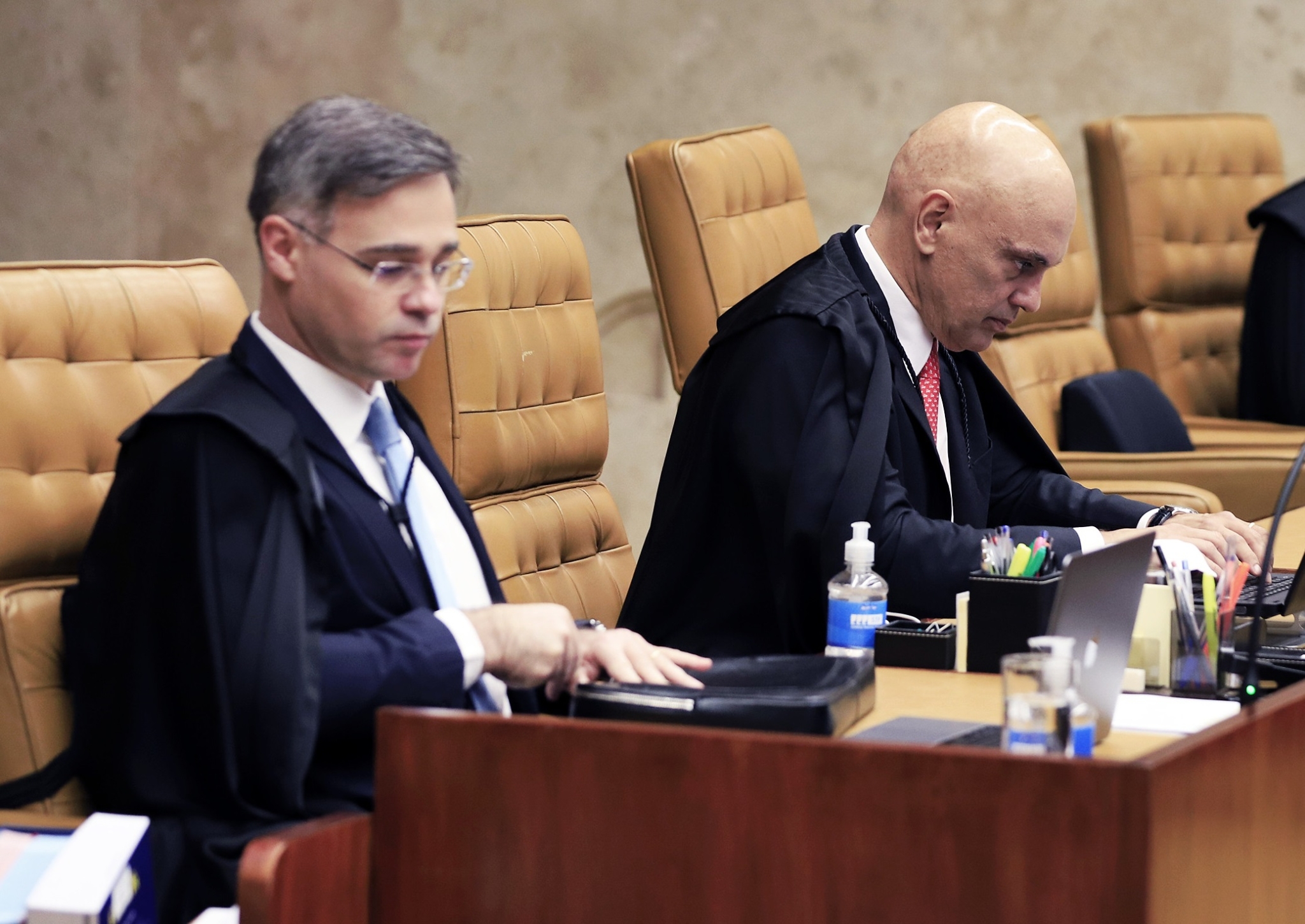 Fé não é salvo-conduto: Moraes e Mendonça devem responder sobre Vorcaro