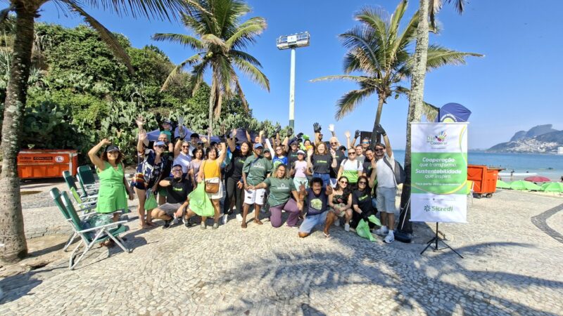 Sicredi Rio mobiliza voluntários em mutirão de limpeza na Praia do Arpoador no Rio de Janeiro