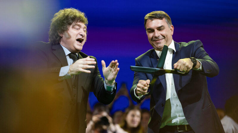 Pobreza na Argentina sobe para 32,3% sob governo de Milei, aliado de Flávio Bolsonaro
