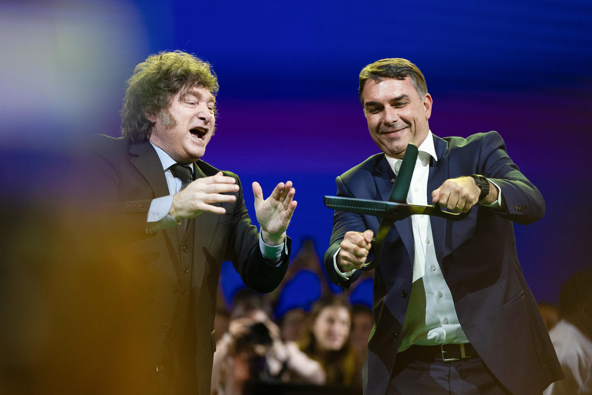 Pobreza na Argentina sobe para 32,3% sob governo de Milei, aliado de Flávio Bolsonaro