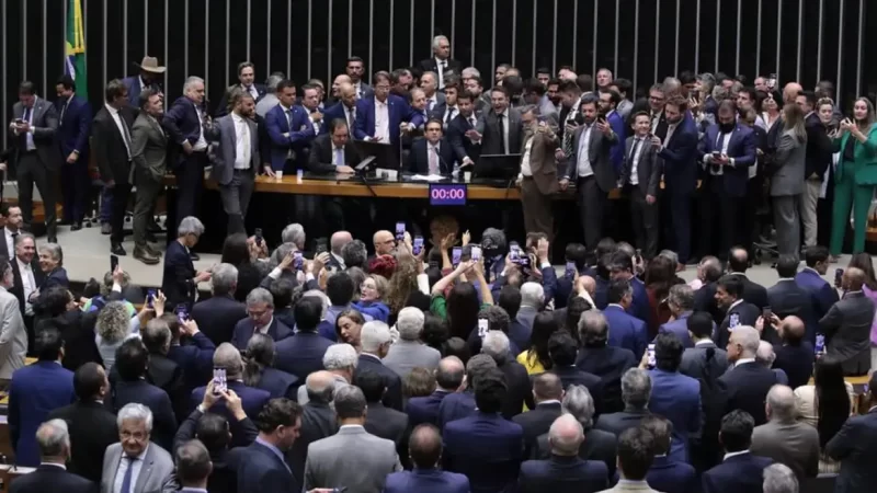 Deputados poderão enfrentar cassação após motim na Câmara