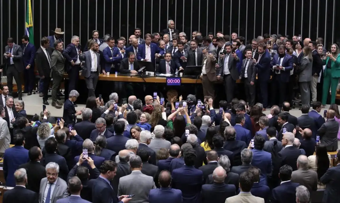 Deputados poderão enfrentar cassação após motim na Câmara