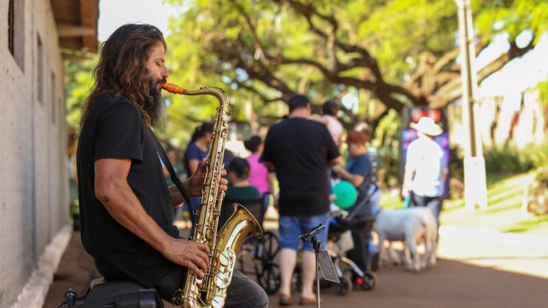Saxofonista atrai atenção nas ruas da Expoingá
