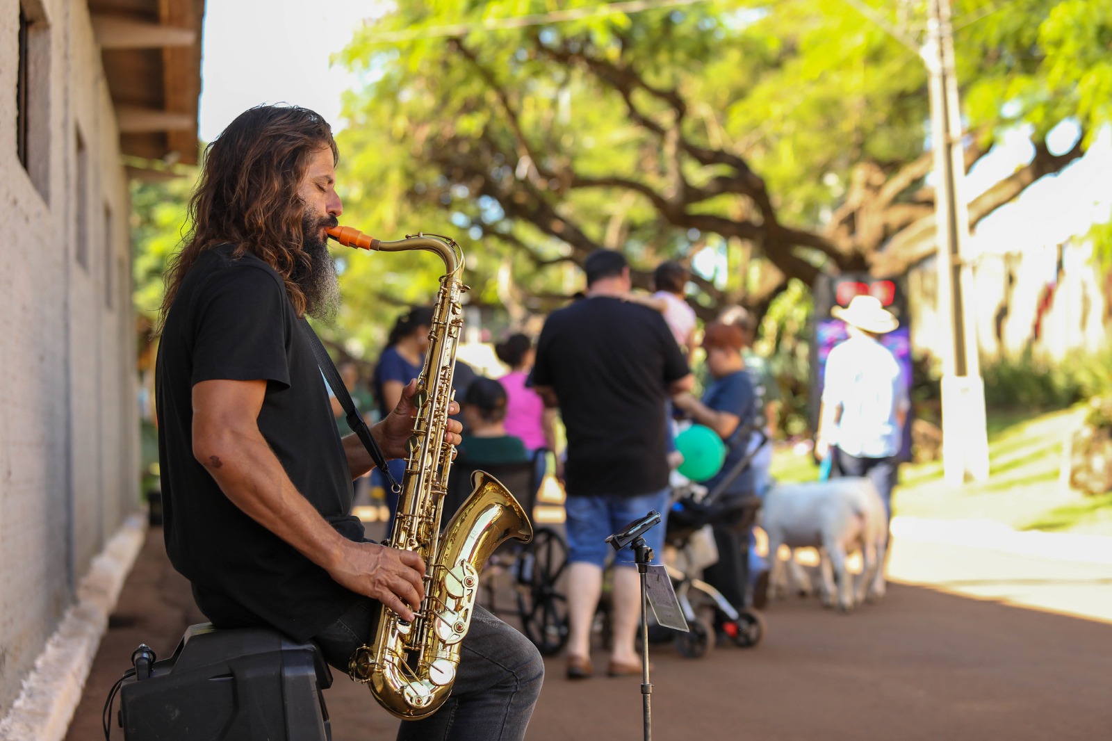 Saxofonista atrai atenção nas ruas da Expoingá