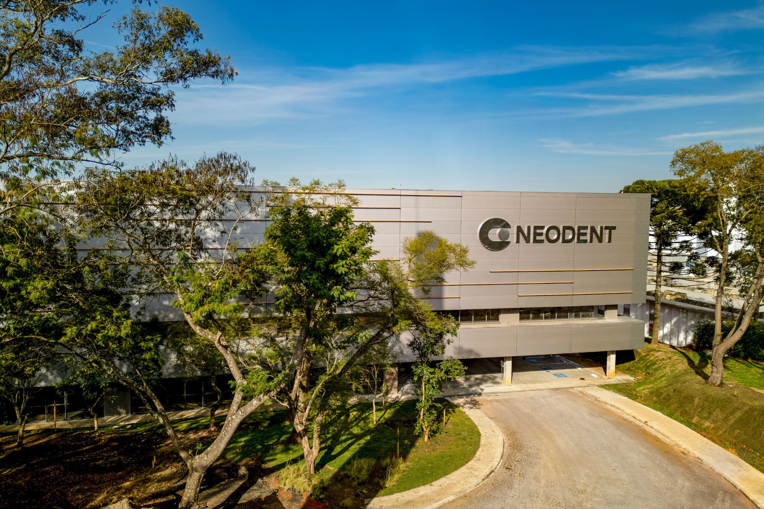 Neodent inaugura um dos maiores complexos industriais de implantes dentários do mundo com investimento de até R$ 2 bilhões