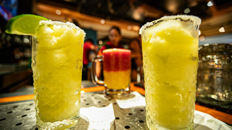 Billabong Hour movimenta fins de tarde com bebidas pela metade do preço no Outback em Curitiba 