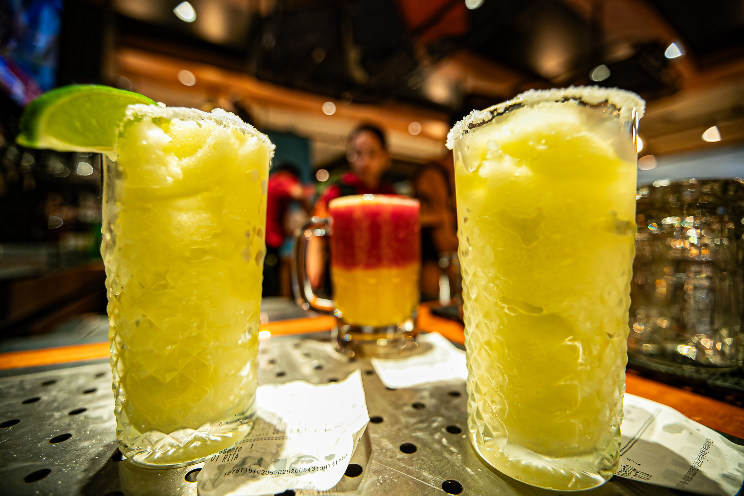 Billabong Hour movimenta fins de tarde com bebidas pela metade do preço no Outback em Curitiba 