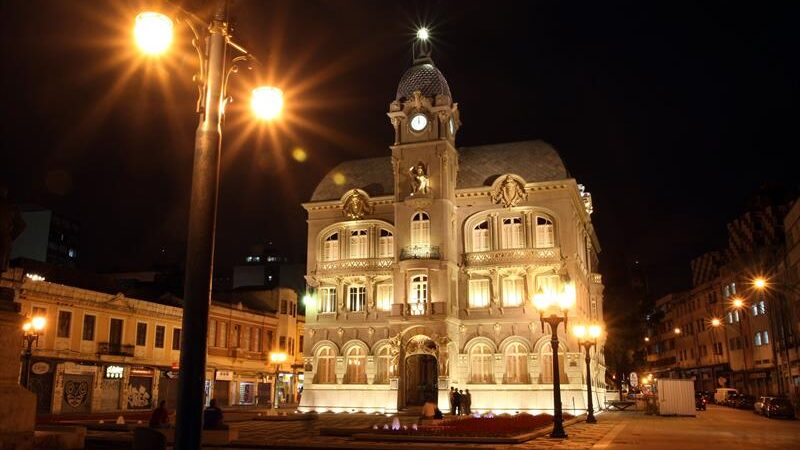 Curitiba a pé: arquitetura que conta a história da cidade