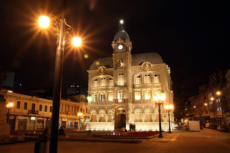 Curitiba a pé: arquitetura que conta a história da cidade