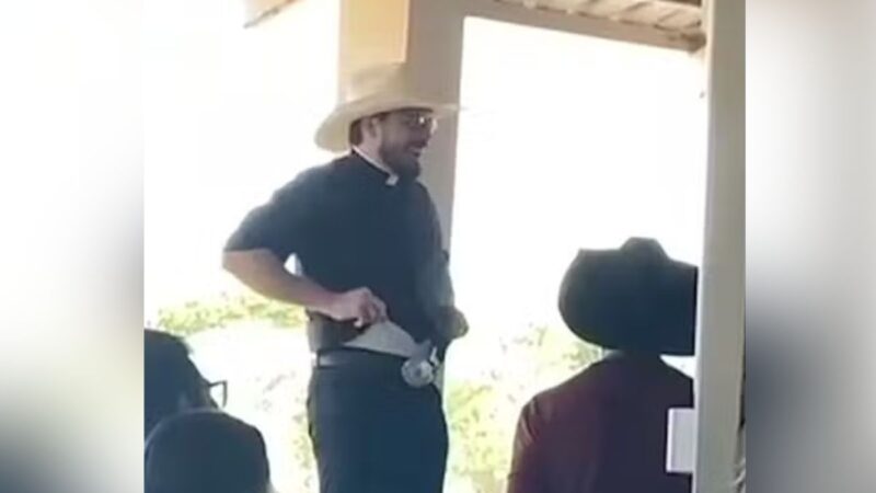 Leilão: quem dá mais pela cueca do padre?