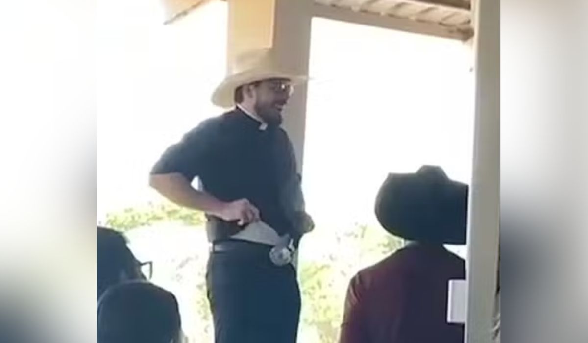 Leilão: quem dá mais pela cueca do padre?