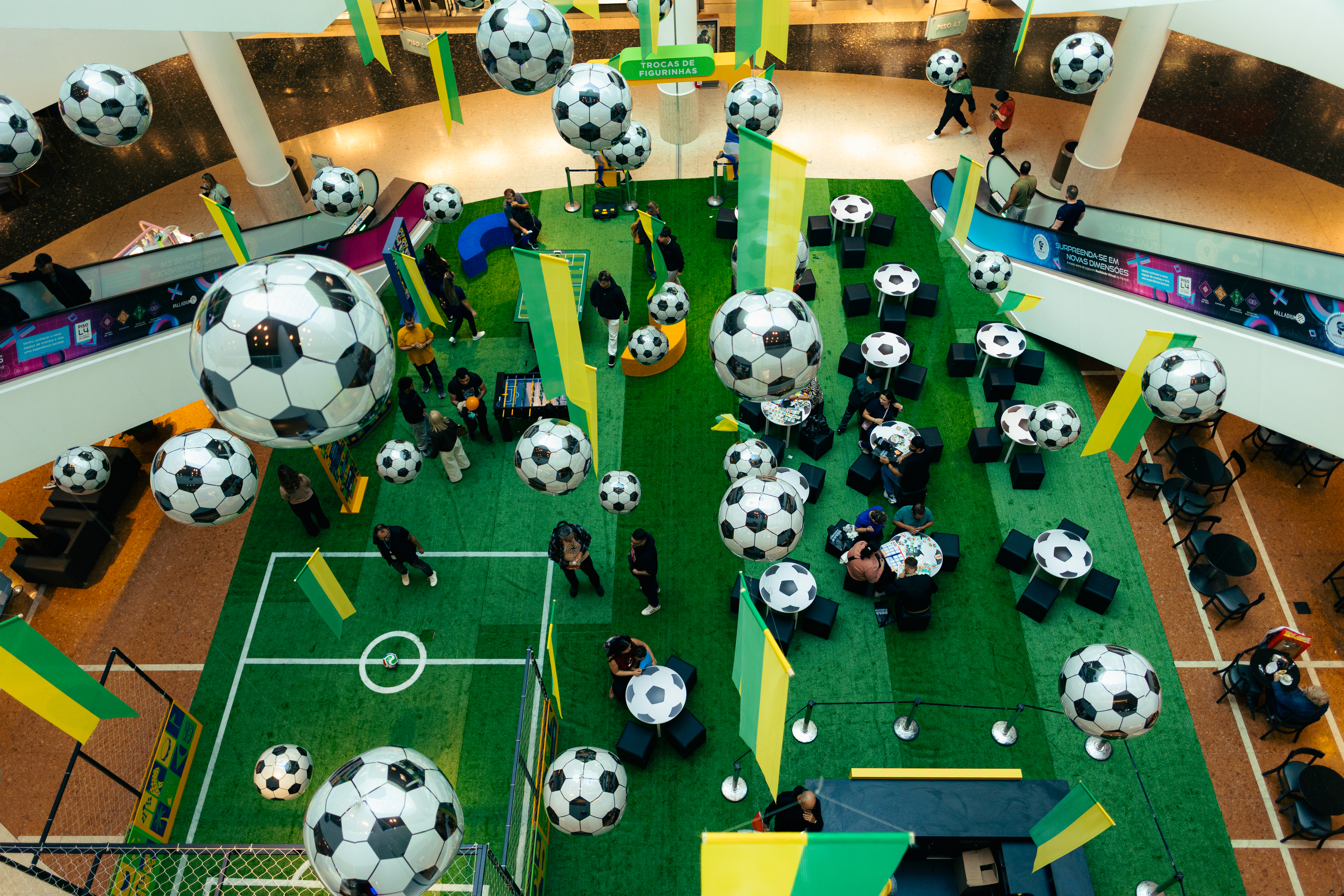 Palladium Curitiba inaugura programação especial da Copa do Mundo com maior arena de troca de figurinhas da cidade