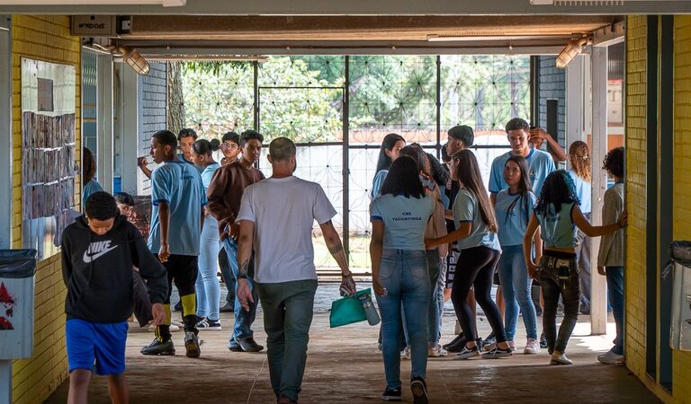 Após dois anos de Pé-de-Meia, abandono escolar no PR cai 67%