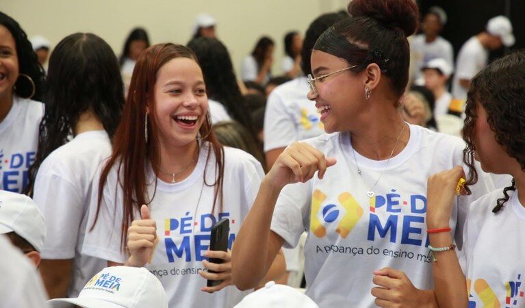 Mais de 76 mil alunos do Paraná recebem 4ª parcela do Pé-de-Meia a partir desta quarta (26/6)