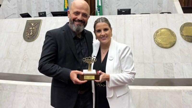 Câmara de Maringá recebe troféu do Prêmio Gestor Público Paraná 2025 com projeto da Escola Legislativa