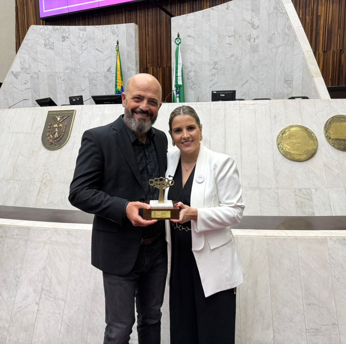Câmara de Maringá recebe troféu do Prêmio Gestor Público Paraná 2025 com projeto da Escola Legislativa