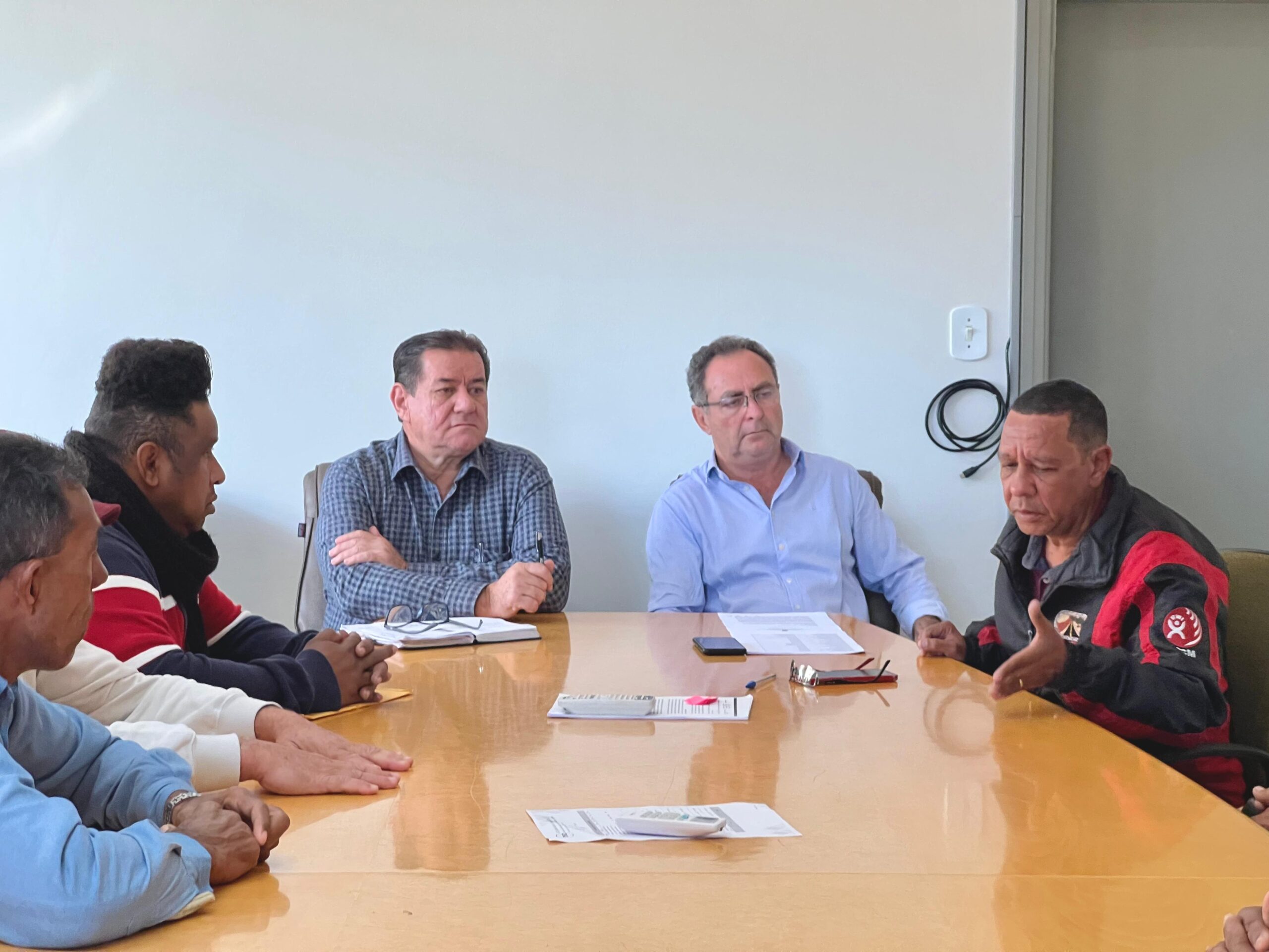 Duas Posturas: Ratinho culpa “empresa ruim” e se afasta; em Iguaraçu, prefeito e vice se mobilizam por operários