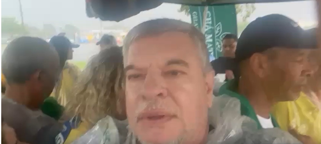 Raios atingem área de manifestação em Brasília e pessoas desmaiam durante caminhada com Nikolas Ferreira