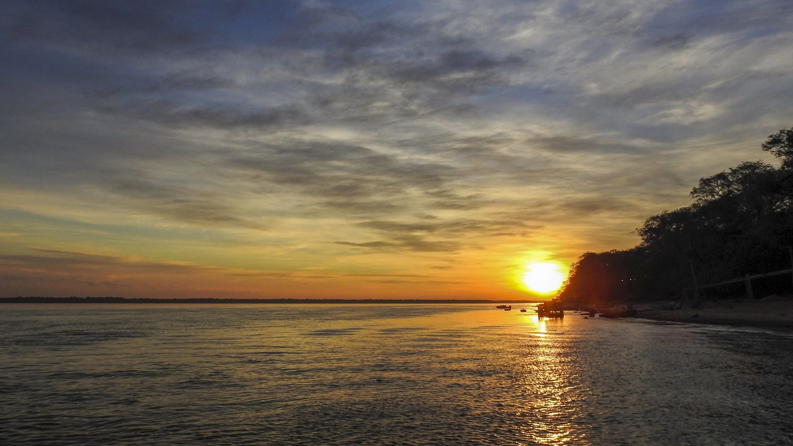 Festa na lancha ameaça afundar imagem de bom moço de político conservador