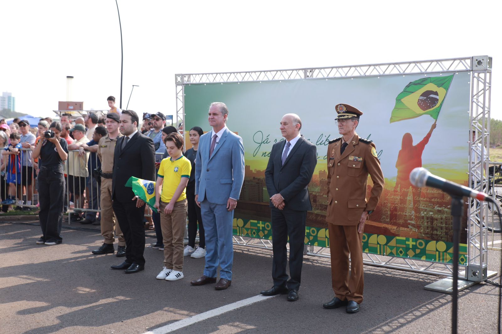 Milhares de pessoas acompanham o desfile em comemoração ao Dia do Independência do Brasil