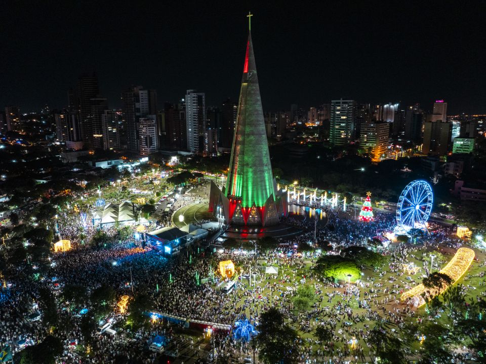 50 mil pessoas celebram a chegada de 2024 na Praça da Catedral com Paralamas do Sucesso; Veja o show