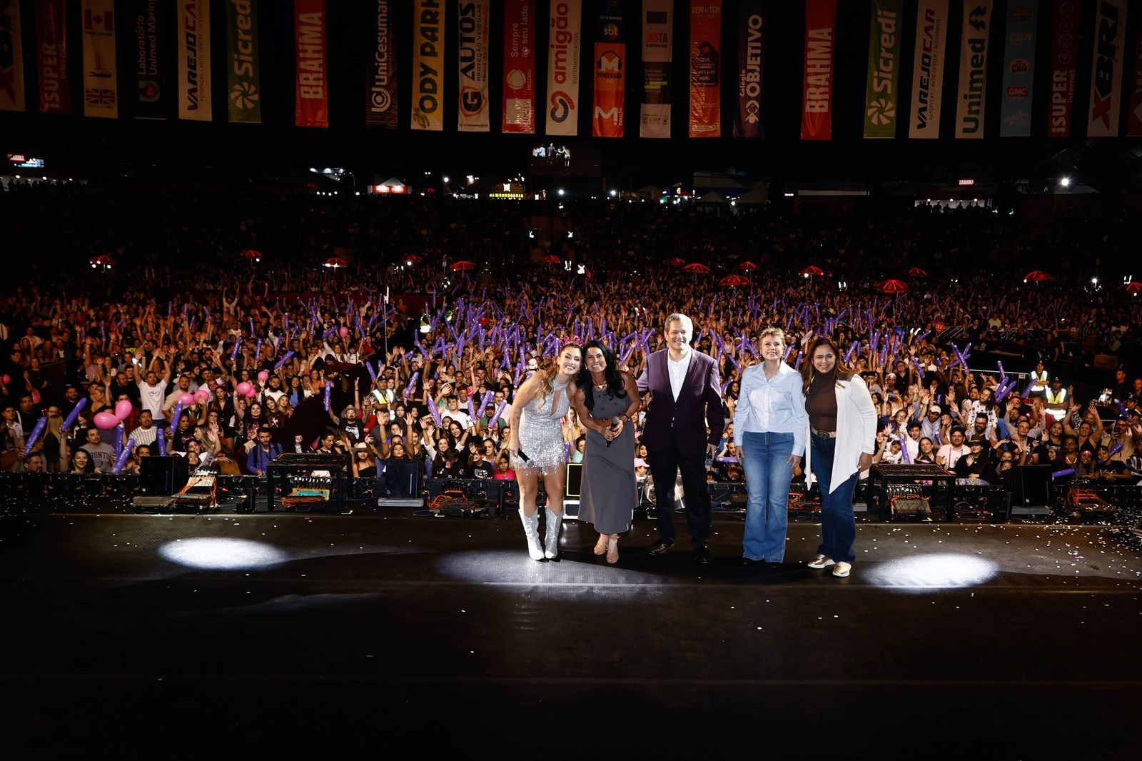 Duda Bertelli e Luan Pereira celebram os 78 anos de Maringá com shows gratuitos e arena lotada na Expoingá 2025