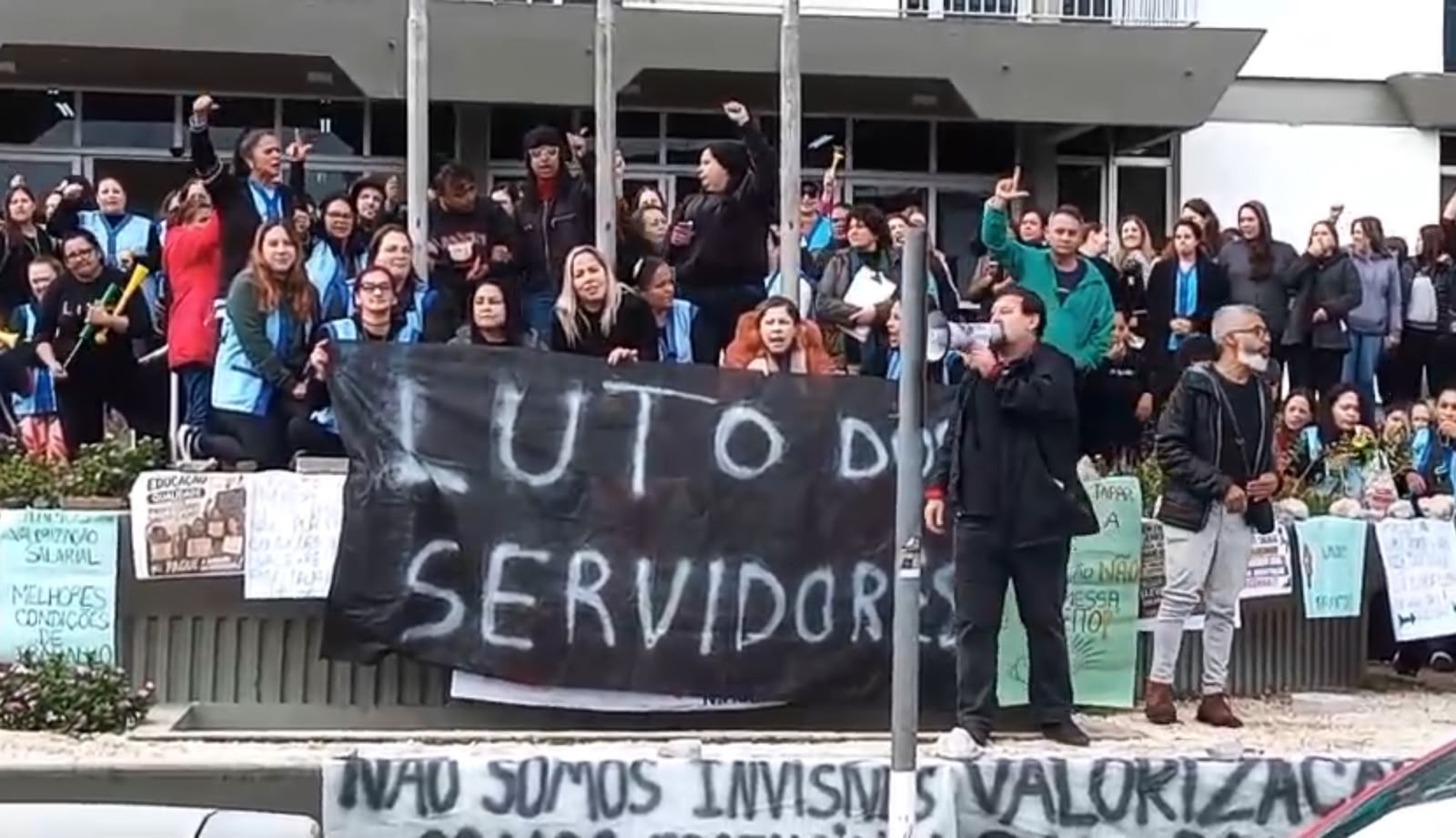 Greve explode em Almirante Tamandaré após servidores denunciarem falta de diálogo