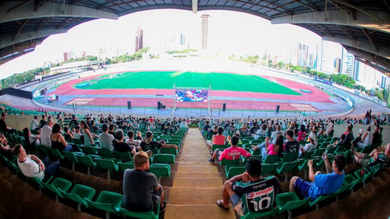 Telão no Estádio Willie Davids transmite final do futebol feminino nas Olimpíadas neste sábado, 10