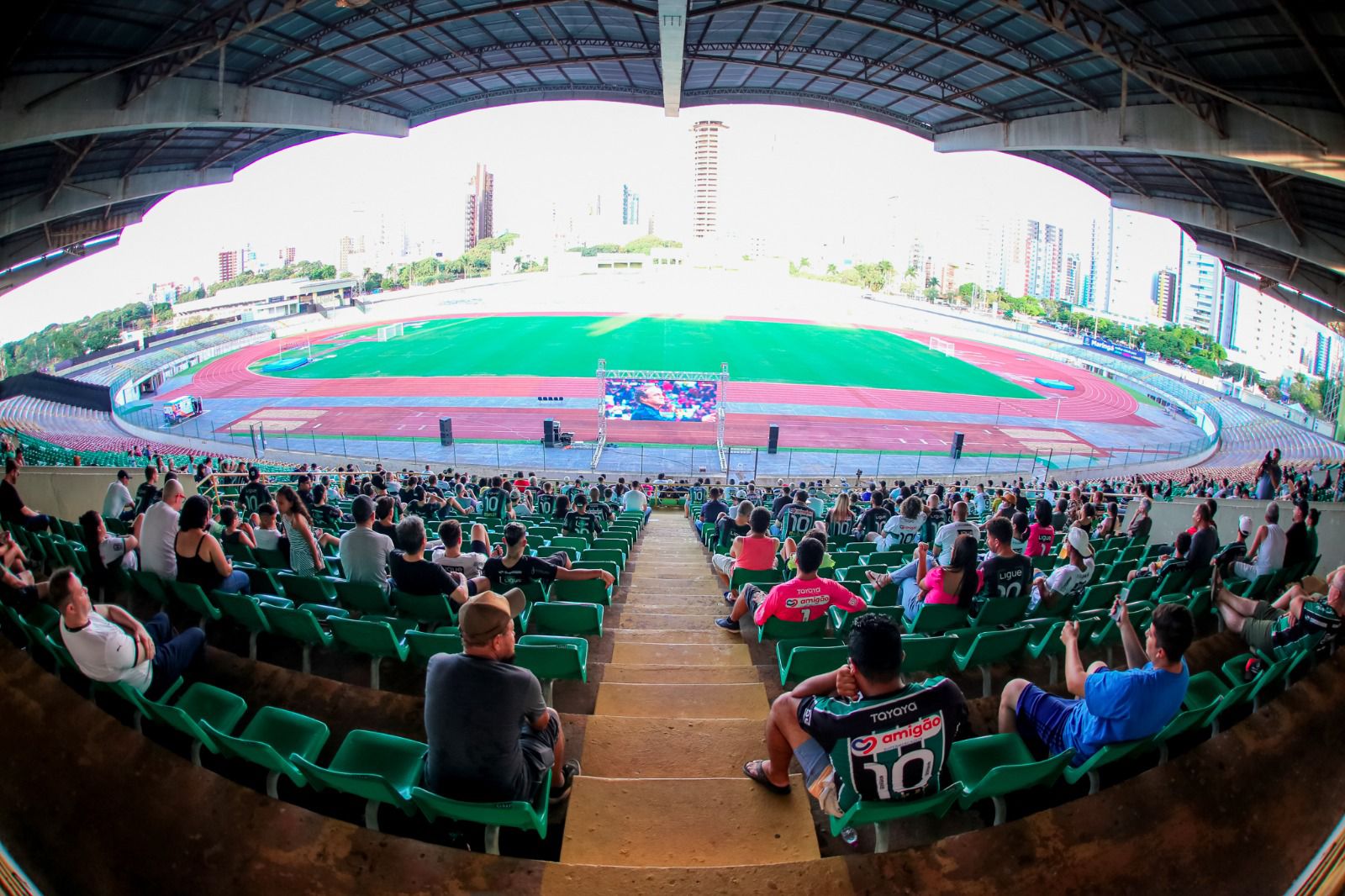 Telão no Estádio Willie Davids transmite final do futebol feminino nas Olimpíadas neste sábado, 10