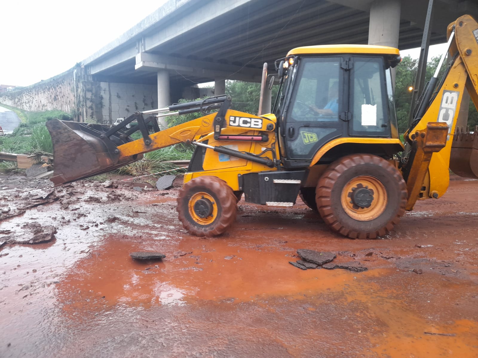 Equipes da Prefeitura seguem mobilizadas para atender a comunidade após forte temporal desta terça-feira, 18