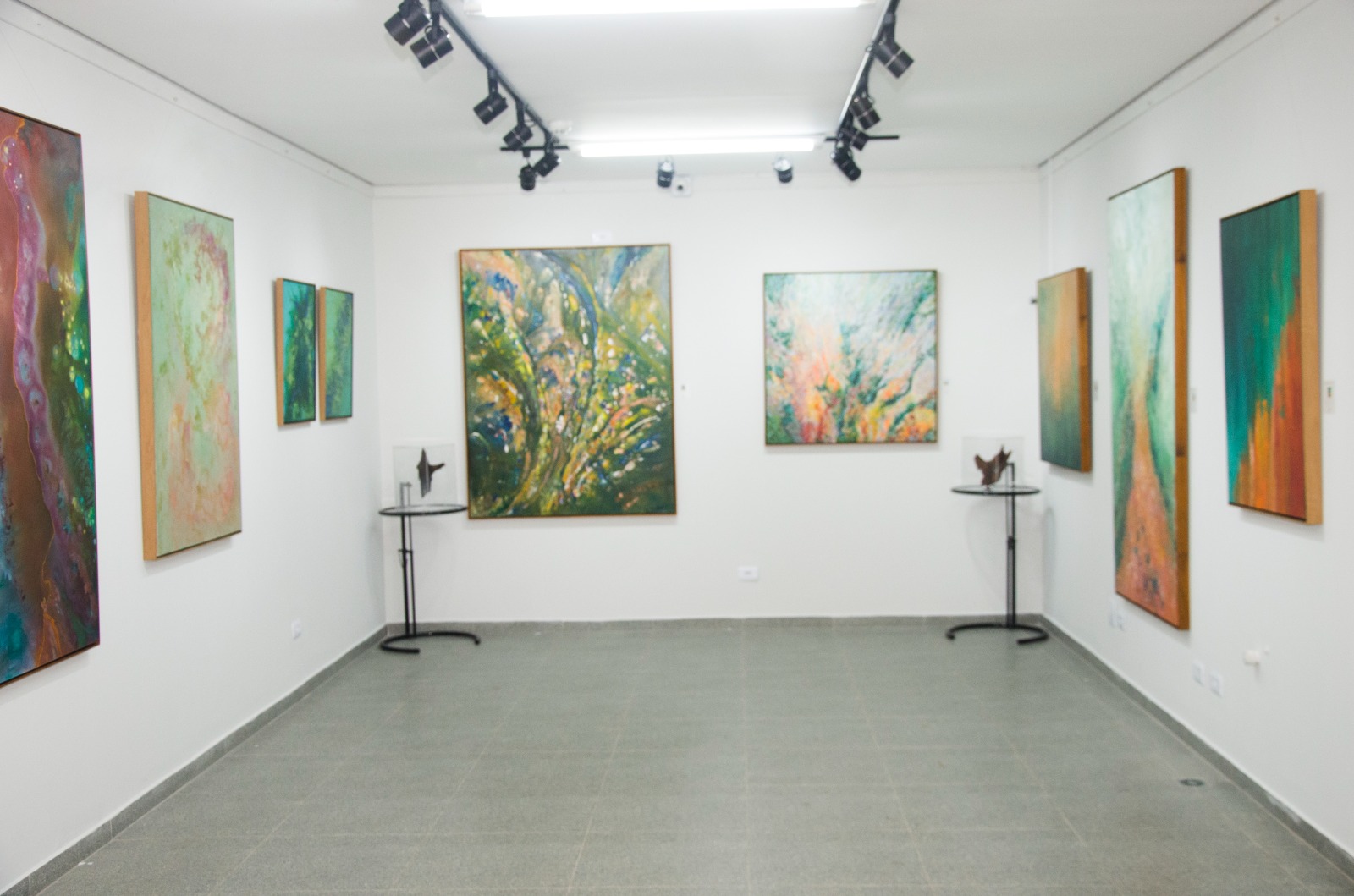 Café com visita guiada marca a exposição “Véus da Minha Mata”, de Venilda Bernard, em Campo Largo