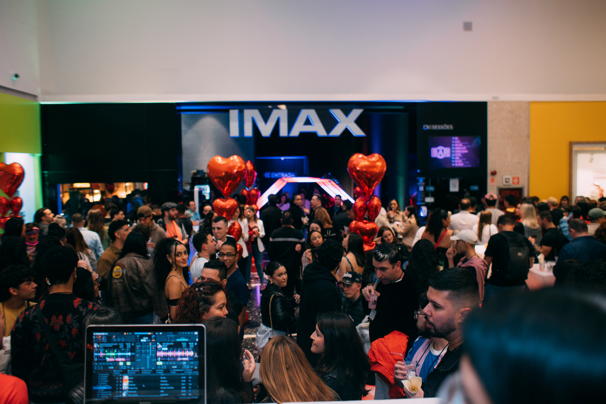 Cinema, pipoca, refrigerante e primeiro encontro: Sessão dos Solteiros reuniu 400 pessoas no Palladium Curitiba