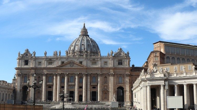 Homens gays no sacerdócio: Vaticano aprova diretrizes inclusivas