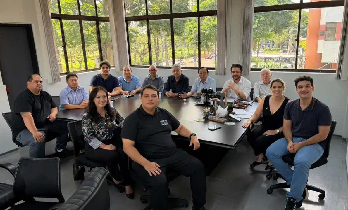 Base de Silvio Barros entra em campo para frear crise na saúde enquanto Pacífico e Daniel Malvezzi assistem de fora