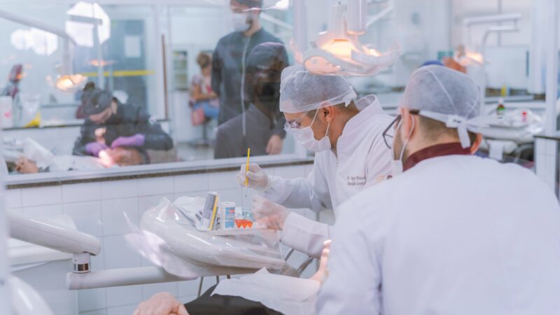 Moda do “faça você mesmo” nas redes pode causar danos irreversíveis aos dentes