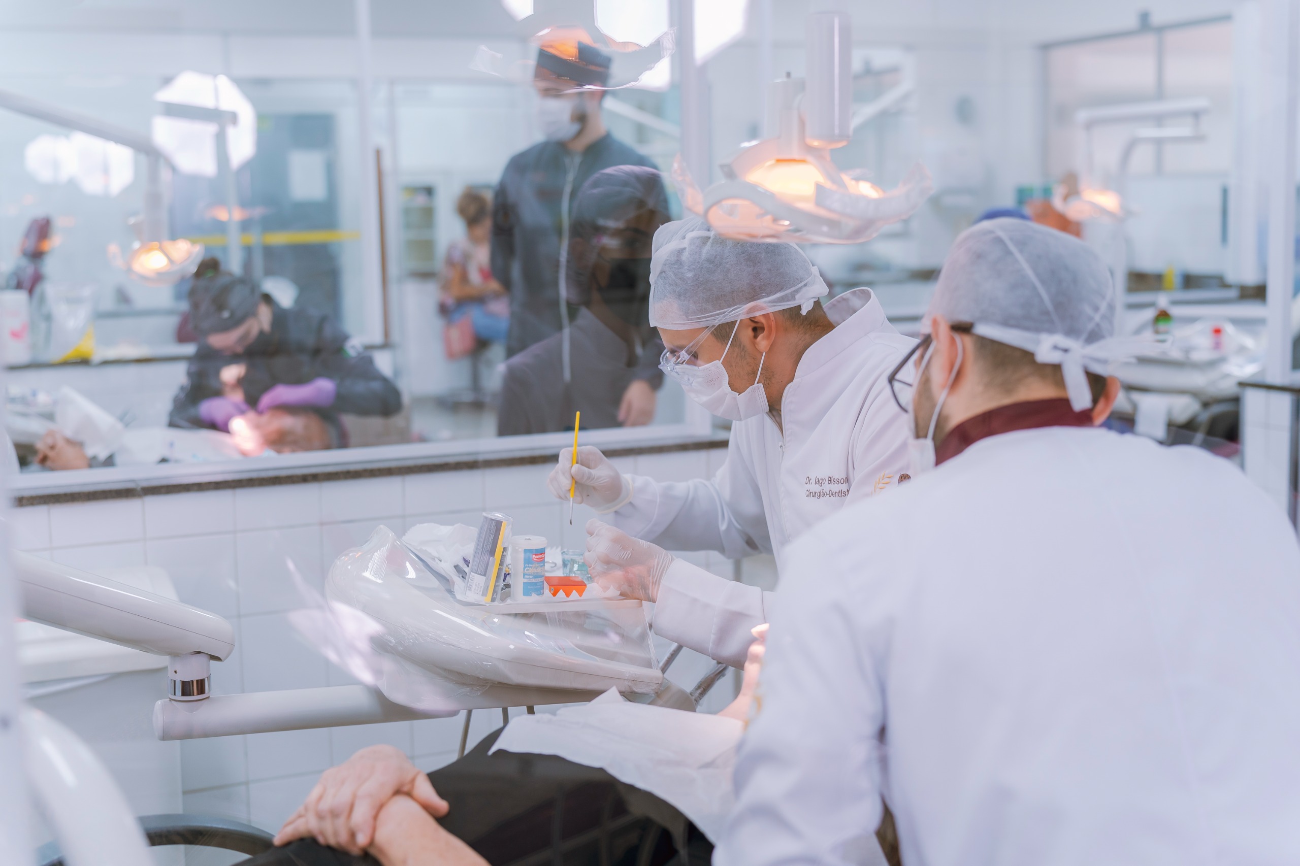 Moda do “faça você mesmo” nas redes pode causar danos irreversíveis aos dentes