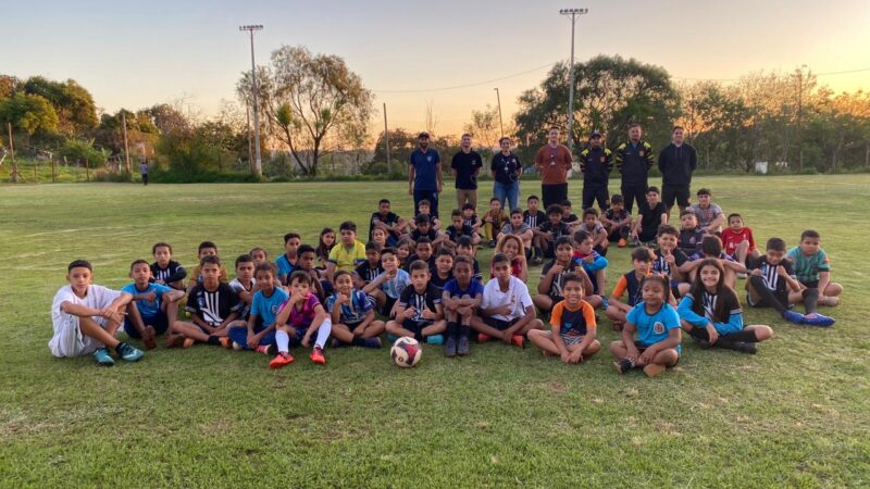 Iniciativa gratuita oferece aulas de futebol e vôlei para crianças e adolescentes em Curitiba e Londrina