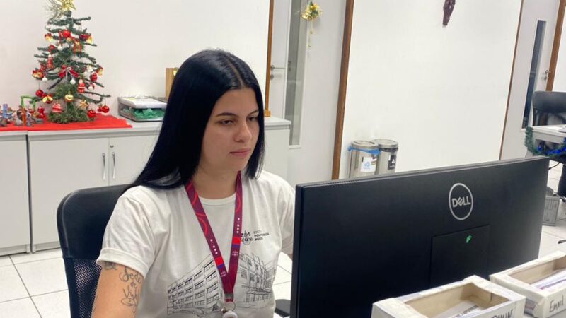 Primeira da família na universidade, jovem desafia estatísticas e avança rumo ao diploma