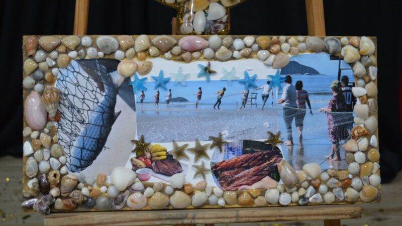 Artesã transforma vivência caiçara em exposição que preserva saberes e valoriza o território