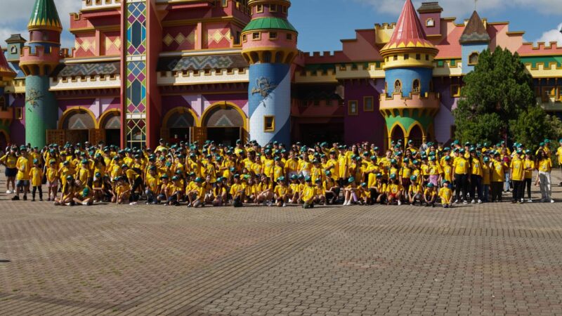 Postos Pelanda levam 150 crianças e famílias ao Beto Carrero World em ação que incentiva educação