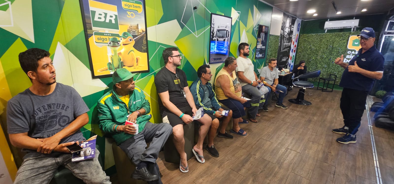 Casa Siga Bem passa por três unidades da Rede Pelanda, no Paraná,  e leva saúde, bem-estar e serviços gratuitos a centenas de pessoas no Paraná