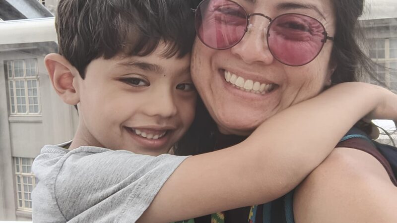 Como mães de filhos neurodivergentes negociam sua permanência no mercado de trabalho
